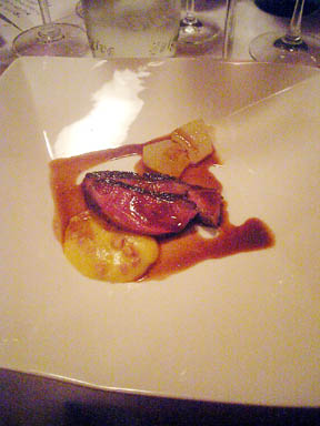 ローストした鴨胸肉の軽いスモークバルサミコ風味