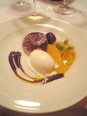 チョコレートの温製　バニラジェラート添え