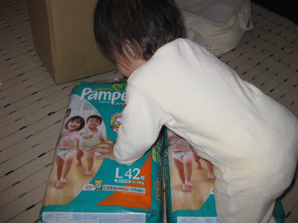 届いたパンパースに大はしゃぎ