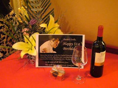 会場内のステージ脇のプレート