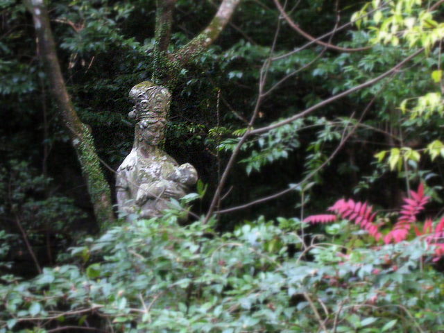 慈眼寺公園の「子供を抱いた像」