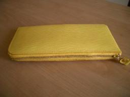 閉じてテーブルに置いた状態