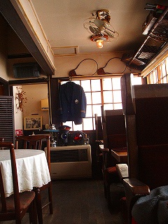 電車の座席がそのまま椅子になっています。