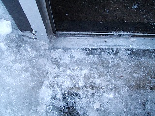 解けた水が凍ってドアが開かないんです。