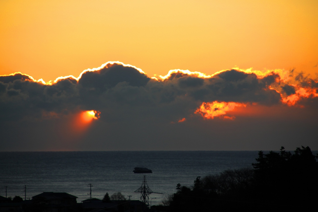 初日はいまだ暗雲の中
