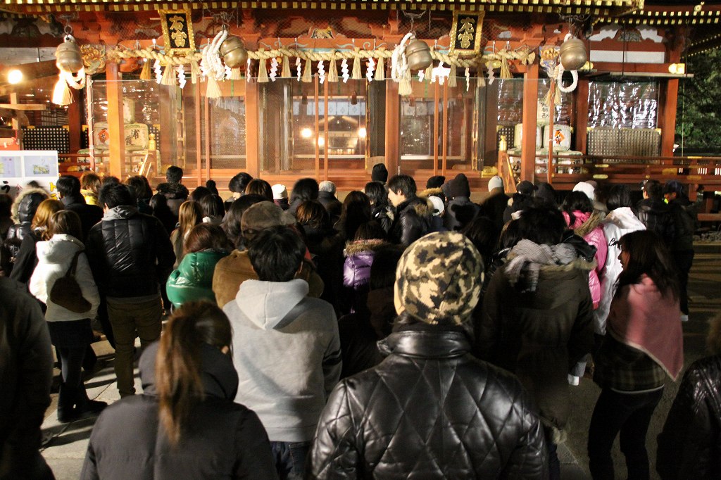 新しい年を待つ初詣の人々