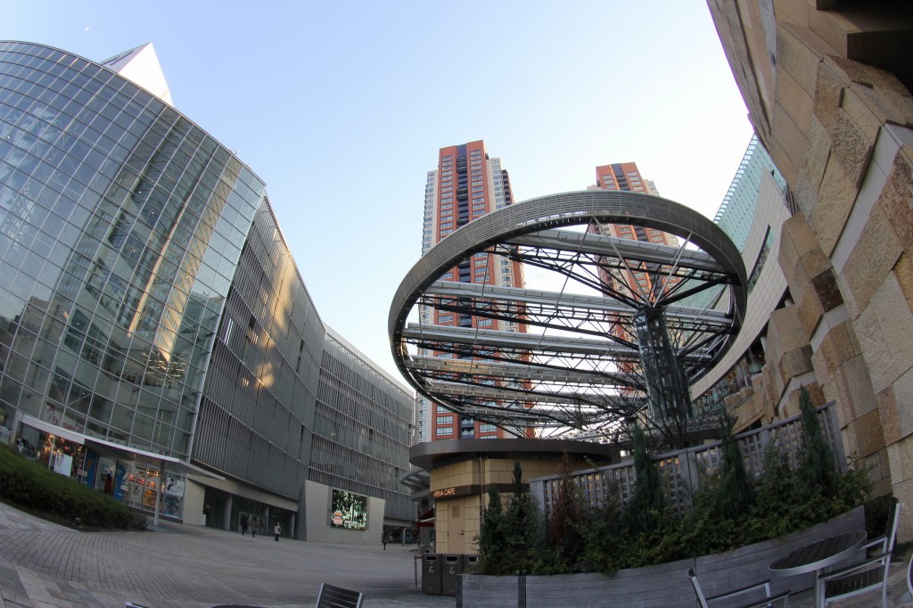 冬のビル風はとても寒い