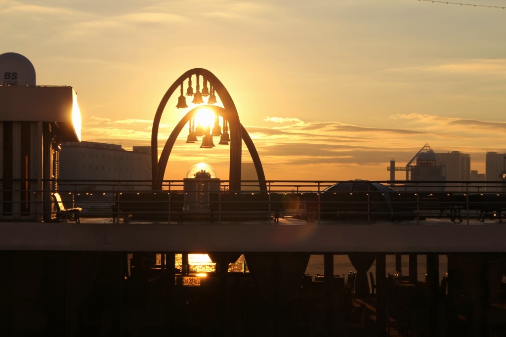 フェリーの鐘に朝陽