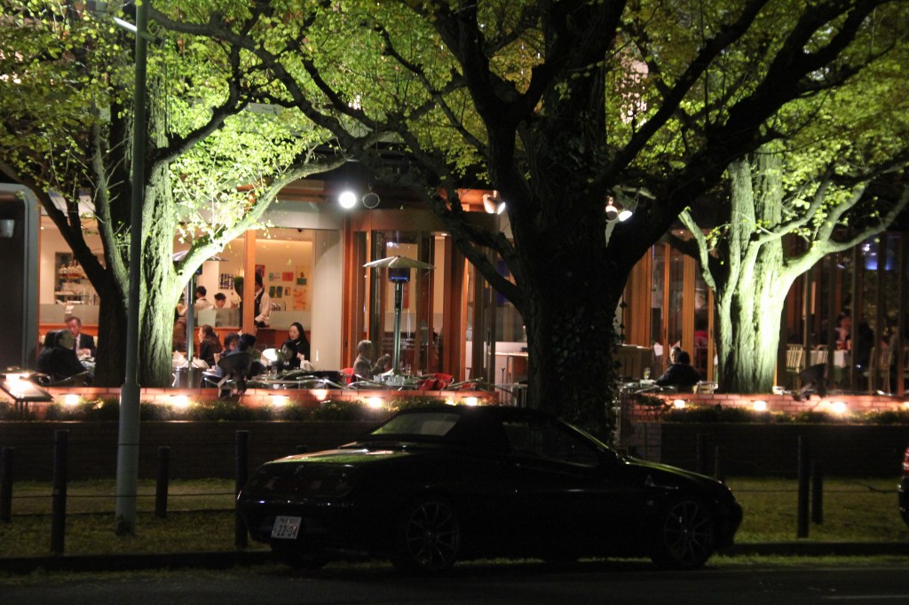 夜のオープンカフェ