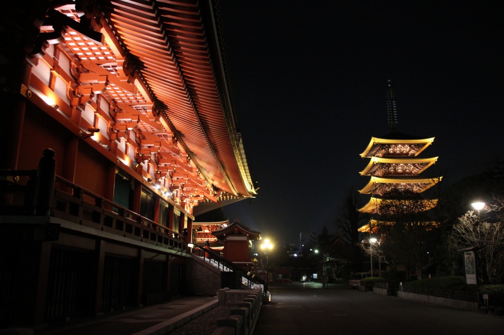 夜の浅草寺五重の塔