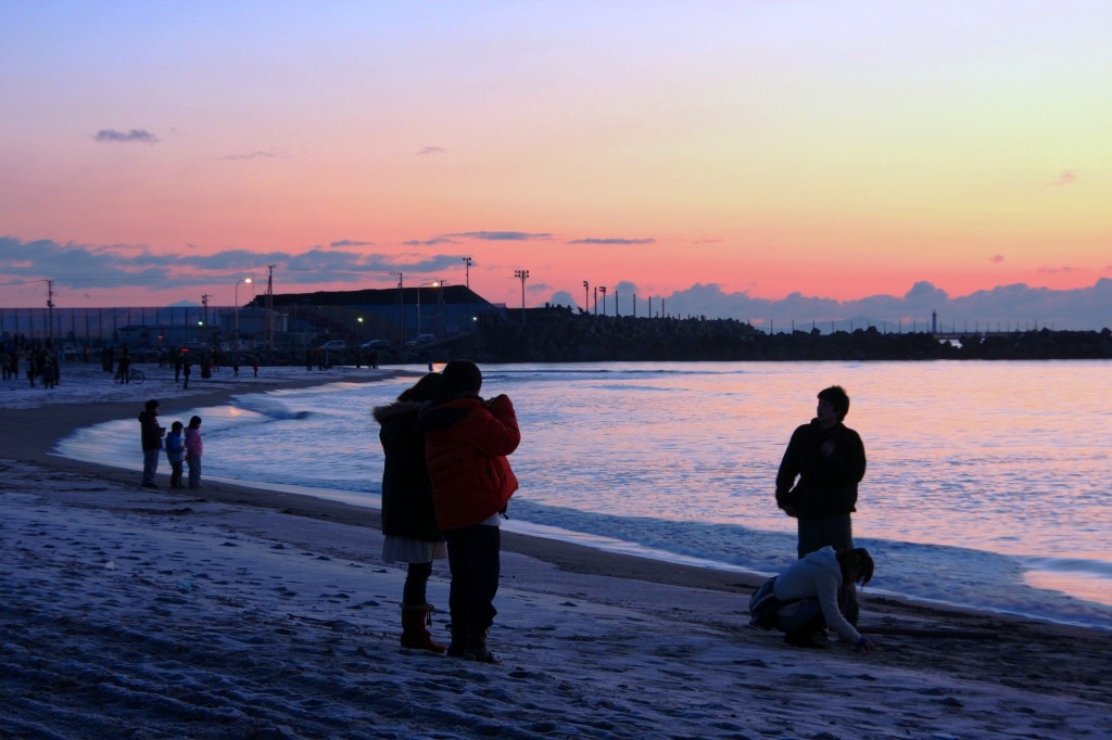 陽の出を待つ人々