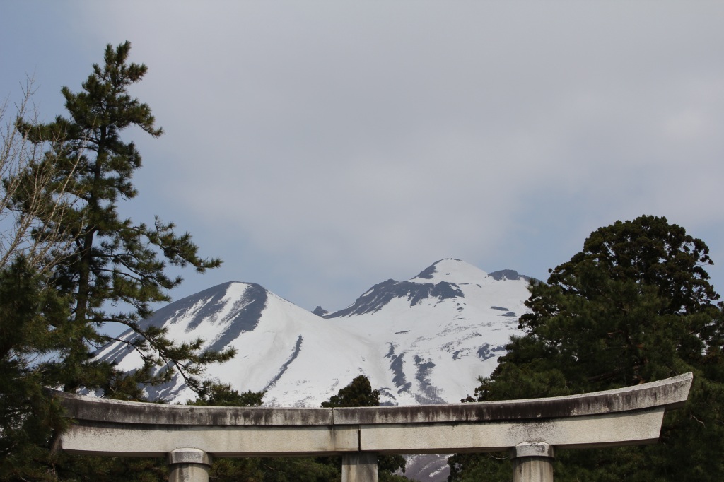 鳥居越しの岩木山