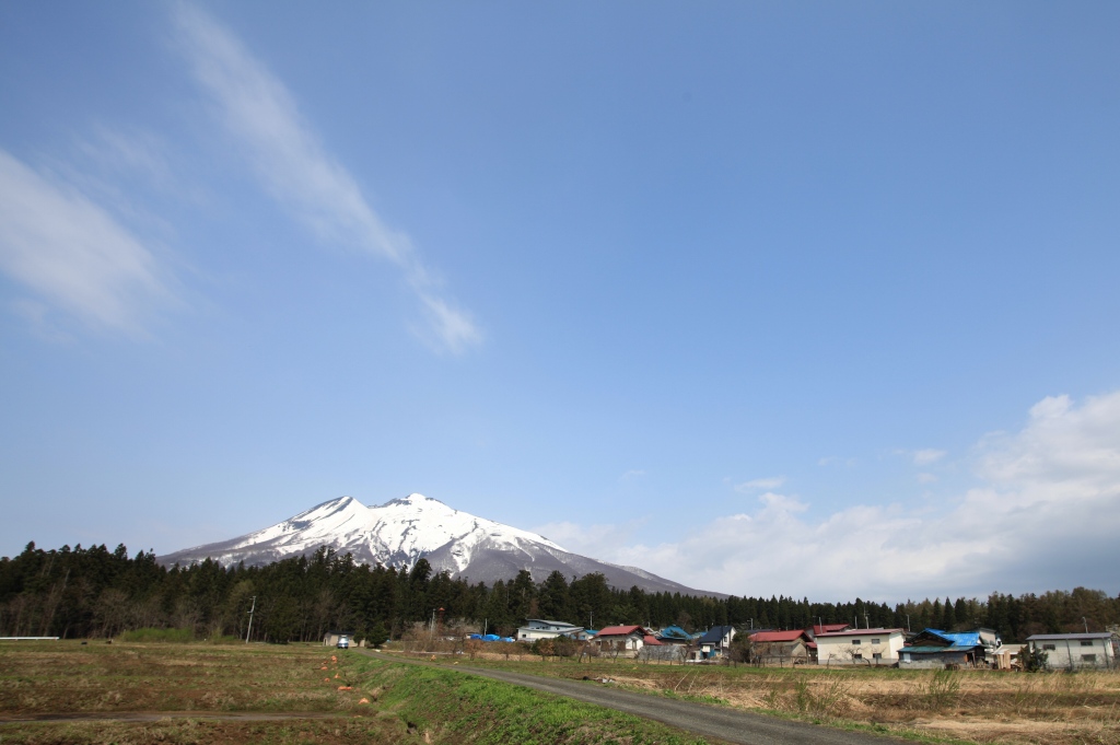 春の岩木山
