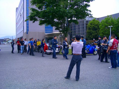 06/04　伊那市役所で集合　点呼中！