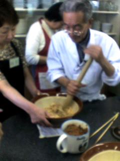 味噌をする松本先生