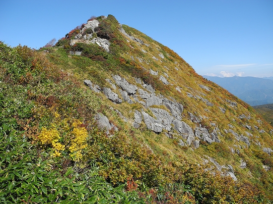 白毛門山頂を望む