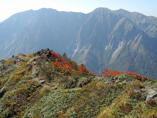 白毛門の稜線と谷川岳東面