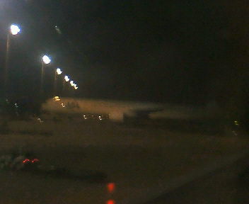 夜の羽田空港駐機場に翼を休める日航機