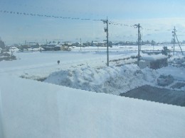 この雪の山見てください！手前の屋根には70センチは積もってます