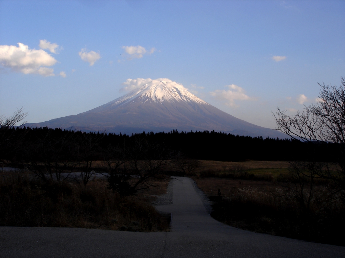 西日があたる富士山