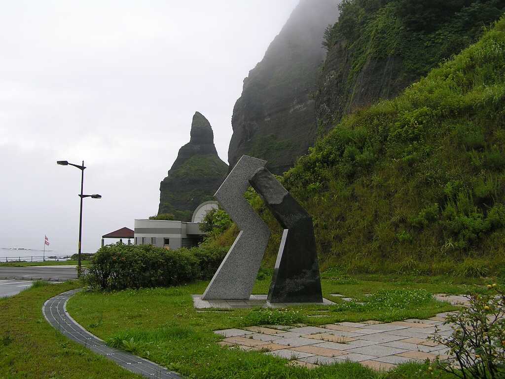 とんがり岩と慰霊碑