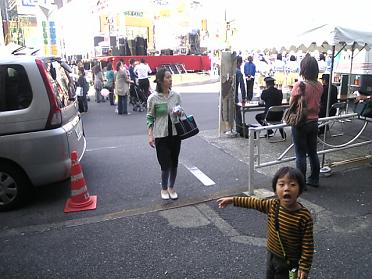 3何やら賑わってますぞ.JPG