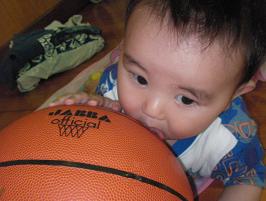 バスケットボールを喰らうレン君