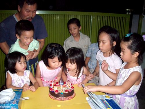 蝋燭を吹き吹き