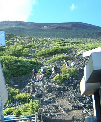 山頂から降りてくる登山者