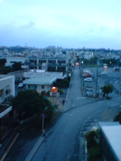 まだ明けきらない沖縄の町