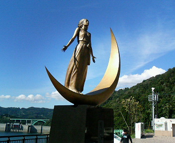 月山湖・月の女神