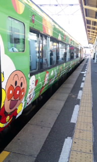 珍しく緑のアンパンマン列車に遭遇