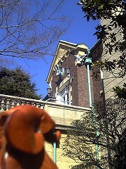 鳩と鹿のモチーフがお出迎え