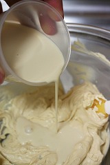 牛乳または豆乳でのばします。これは豆乳