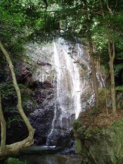 姥ヶ滝です。綺麗ですがホラーです！