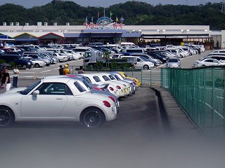 とれとれ市場も向こうにみえてます駐車場は他府県ナンバーの車でいっぱい！