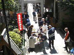 初午餅つきの様子=横=