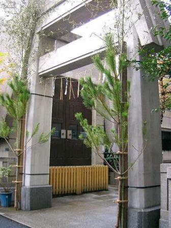 鳥居：正月準備中