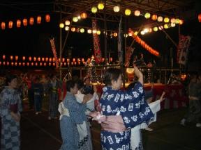 やぐらを囲んで盆踊り