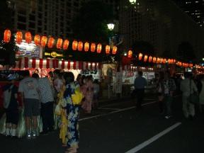 通りの賑う縁日