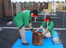 新年会餅つき。寒くて、みんな中から見てます。