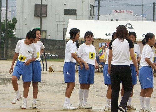 雨の中縄跳び