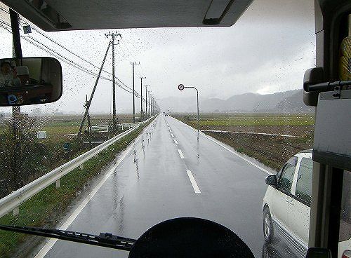 雨の播但道