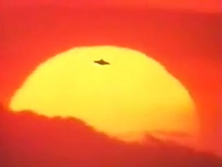 夕日の空を飛ぶUFO