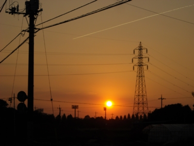 夕陽と飛行機雲