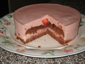 イチゴのムースケーキ断面図