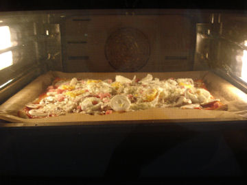 オーブンの中のピザ