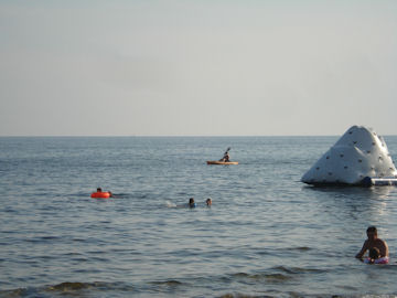 カヤックに乗っているミーシャ