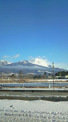 噴煙を上げる浅間山。。