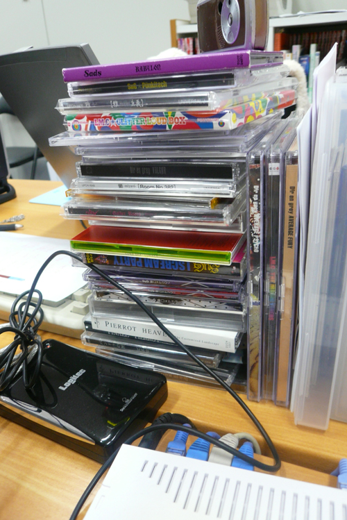CDの山2